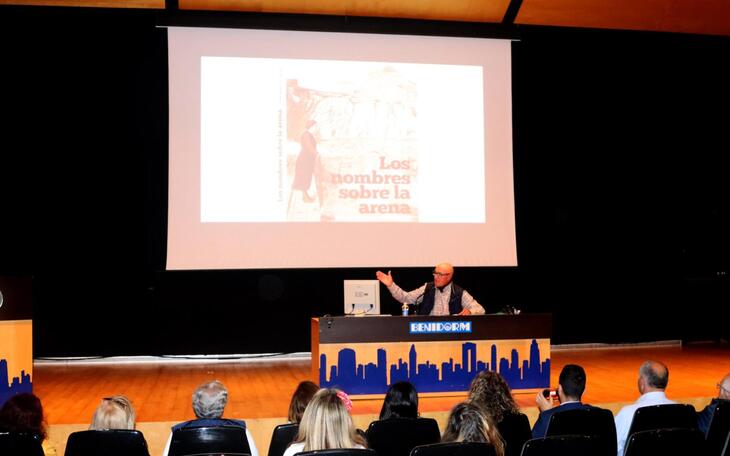 El Ayuntamiento de Benidorm acoge la presentación de ‘Los nombres sobre la arena’, la novela inédita de Pere Maria Orts i Bosch